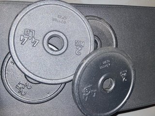 Banco de pesas con barra y discos