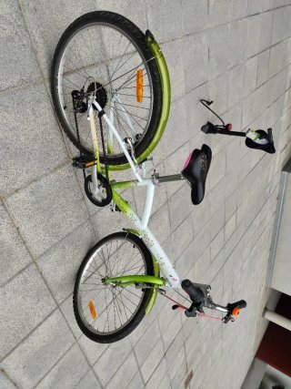 Bicicleta 24 pulgadas. verde,  blanca y mariposas