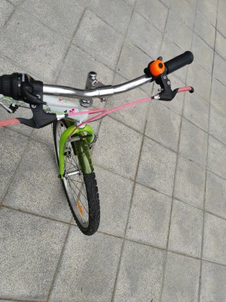 Bicicleta 24 pulgadas. verde,  blanca y mariposas