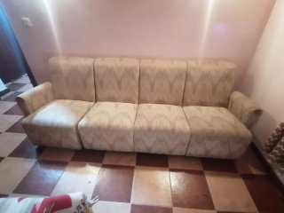 Sofá modular beige y mesa