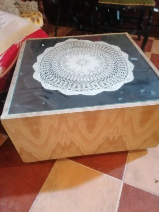 Sofá modular beige y mesa