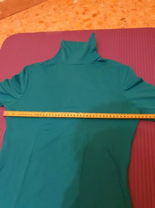 Jersey azul cuello alto básico