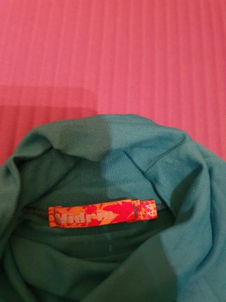 Jersey azul cuello alto básico