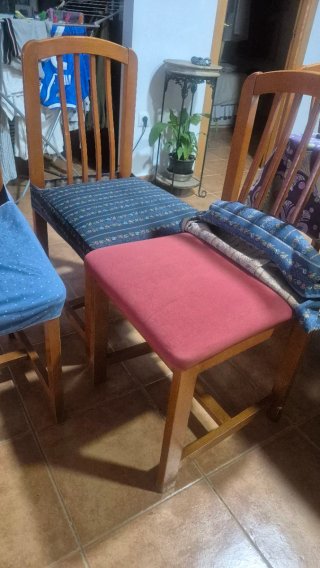 Sillas de madera con cojines