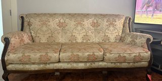 Sofá tapizado floral beige y rosa en perfecto esta