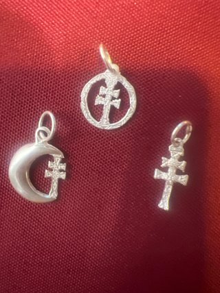 Colgantes cruz de caravaca. Plata. 2 cm aprox