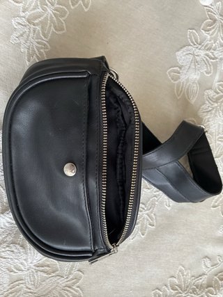 Riñonera Bershka negra