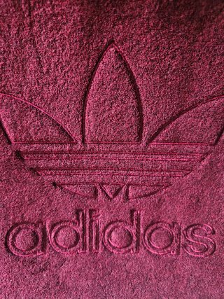 Mochila Adidas Borgoña con Logo Suede
