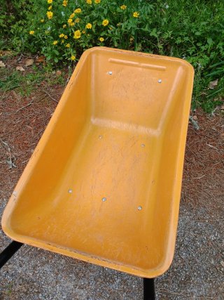 Carretilla naranja jardín/obra