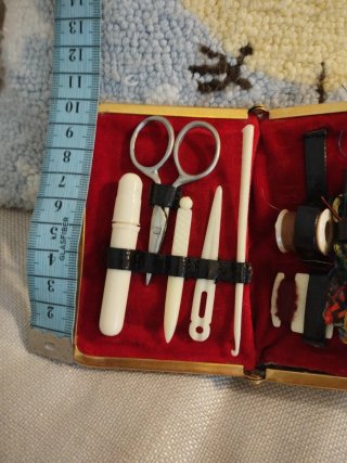 Pequeño costurero de viaje en piel negra