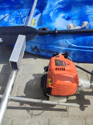 Kayak de pesca azul con motor y remo