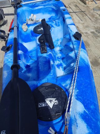 Kayak de pesca azul con motor y remo