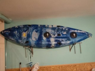 Kayak de pesca azul con motor y remo