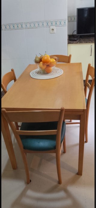Muebles de cocina .lavavajillas  y mesa con sillas