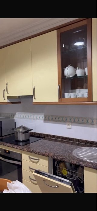 Muebles de cocina .lavavajillas  y mesa con sillas