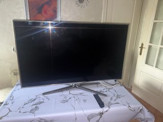 Televisor Samsung Negro y Plateado