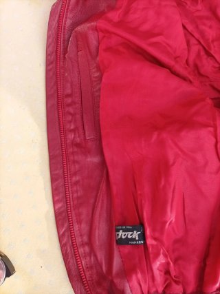 Cazadora de piel roja