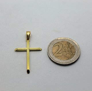 Cruz de oro de 18k. Peso: 2.82 gr.