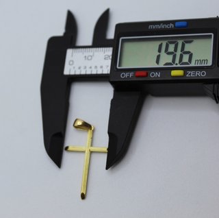 Cruz de oro de 18k. Peso: 2.82 gr.