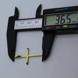 Cruz de oro de 18k. Peso: 2.82 gr.