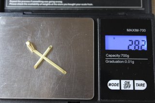 Cruz de oro de 18k. Peso: 2.82 gr.