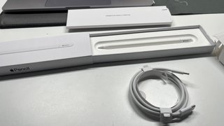 Apple Pencil, Earpods, Cable y Adaptador