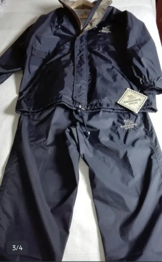 Conjunto de chubasquero y pantalón impermeable