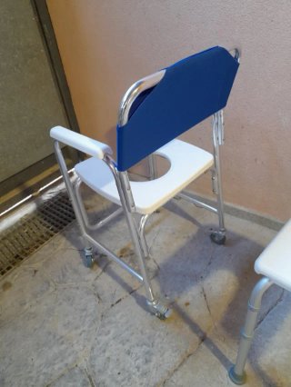 Silla de ducha metálica azul y blanca