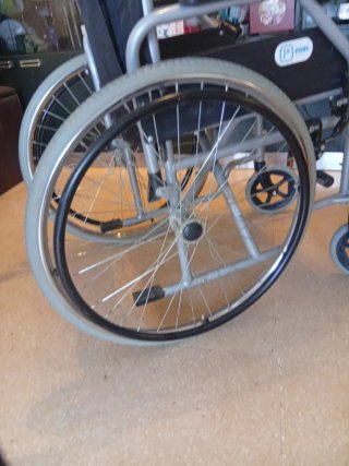 Silla de ruedas plegable sin soporte de pies