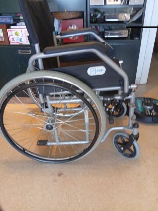 Silla de ruedas plegable sin soporte de pies