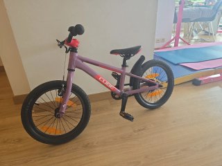 Bicicleta infantil Cube 160 morada