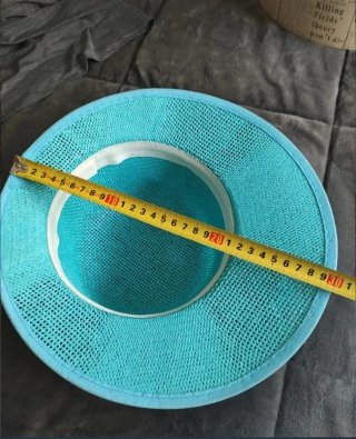 Sombrero turquesa con flores.