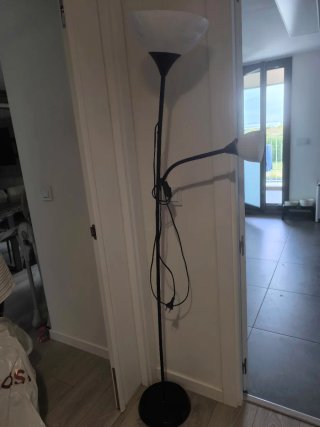 Lámpara de pie Ikea negra y blanca