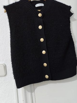 Blusa blanca con cuello Peter Pan y perlas