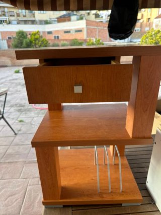 Mesilla de madera con patas grises