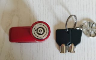 Candado de disco moto rojo con 2 llaves