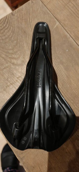 Sillín Giant Contact Neutral Negro