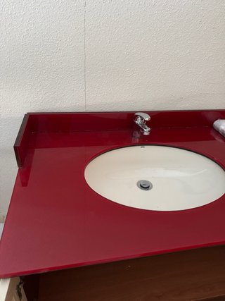 Mueble de baño beige y encimera cristal