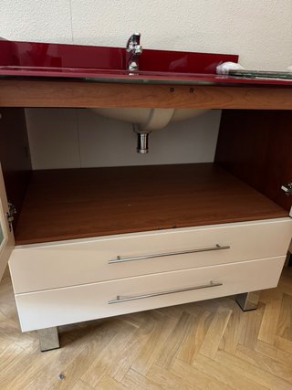 Mueble de baño beige y encimera cristal