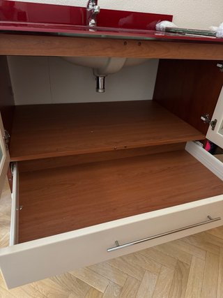Mueble de baño beige y encimera cristal