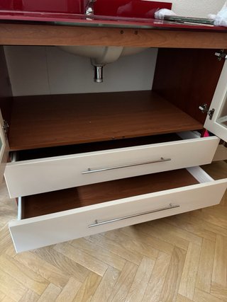 Mueble de baño beige y encimera cristal