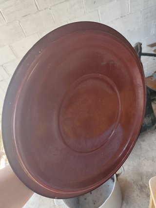 Olla grande de metal marrón