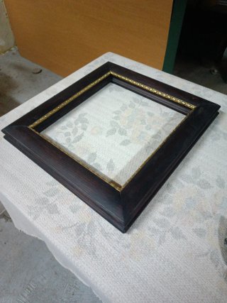 Marco de madera con detalle dorado