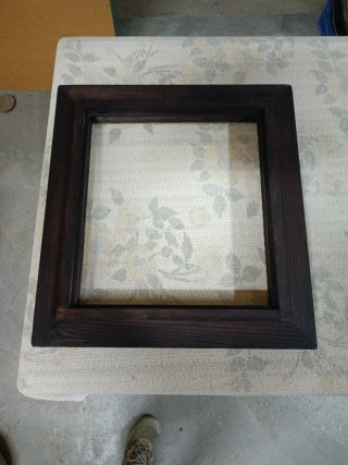 Marco de madera con detalle dorado
