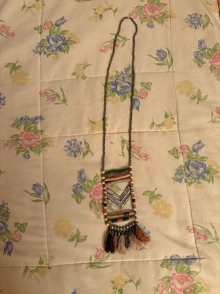 Collar plateado multicolor con flecos
