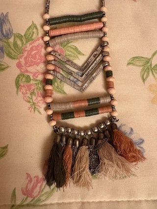 Collar plateado multicolor con flecos