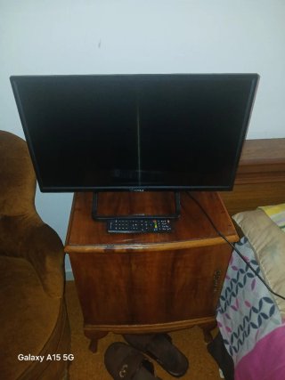 Televisión negra con mando