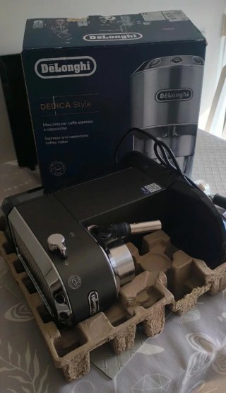 Cafetera Expreso DeLonghi Dedica