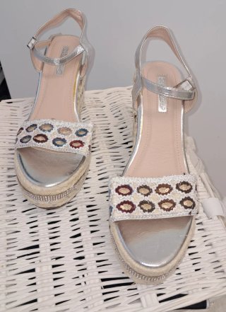 Alpargatas de cuña plateadas y beige