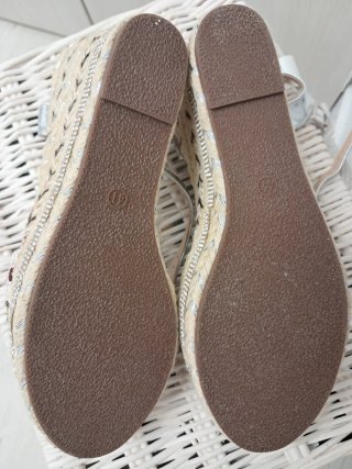 Alpargatas de cuña plateadas y beige